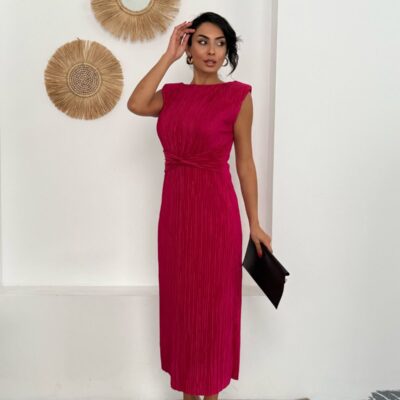 “Fuşya pliseli midi elbise, bel kısmı büzgülü zarif kadın kıyafeti”