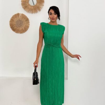 “Zümrüt yeşili pliseli midi elbise, bel kısmı drapeli zarif kadın kıyafeti”